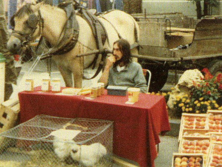 Xavier Fortin paysan bio sur un marché en Normandie (1984)